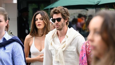 Gaya Serasi Andrew Garfield Go Public Bareng Monica Barbaro di Wimbledon