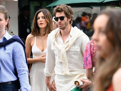 Gaya Serasi Andrew Garfield Go Public Bareng Monica Barbaro di Wimbledon