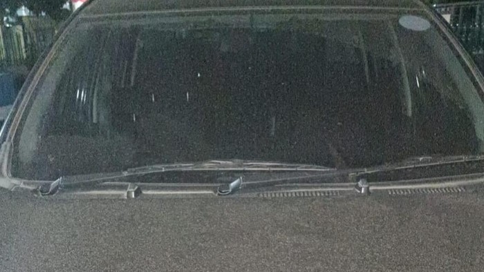 Mobil di Kota Bima NTB yang terpapar abu vulkanik gunung Lewatobi NTT yang erupsi pada Senin, (7/7/2025) malam. (Istimewa)