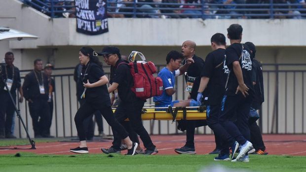 Achmad Jufriyanto cedera di laga Persib vs Port FC.