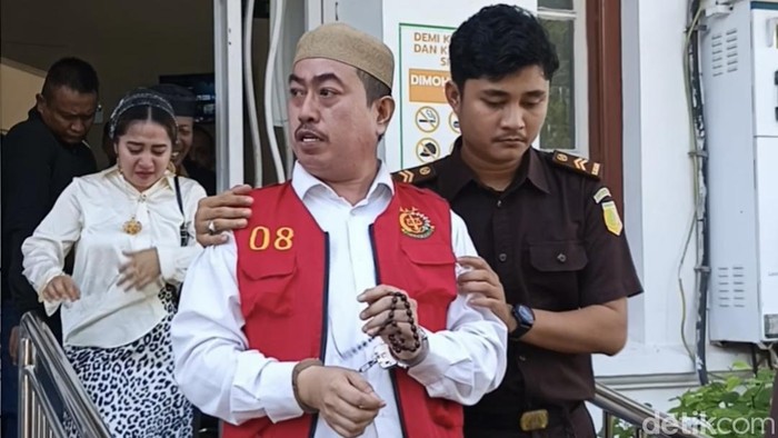 Owner Raja Glow, Agus Salim dijatuhi hukuman penjara selama 10 bulan dan denda Rp 1 miliar dalam kasus obat herbal ilegal yang mengandung bahan kimia obat (BKO) berupa bisakodil.