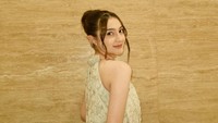Dilihat dari YouTube Insertlive, Senin (7/7/2025), Amanda Lucson mengaku mengawali karier sebagai model. Aku masuk dunia entertainment itu dari model umur 2 tahun. Di usia 10 tahun menang audisi model Makassar terus ke Jakarta, ujarnya. (Foto: dok Instagram amandalucson)