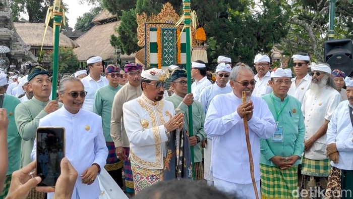 Anak Agung Gde Agung mengenakan baju dan destar kebesaran puri saat menjalankan prosesi Abhiseka Ida Cokorda Mengwi Puri Ageng Mengwi pada Senin (7/7/2025). (Foto: Agus Eka/detikBali)