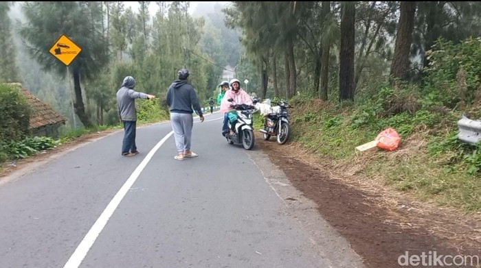 Aksi warga Ngadisari antisipasi kecelakaan di Gunung Bromo