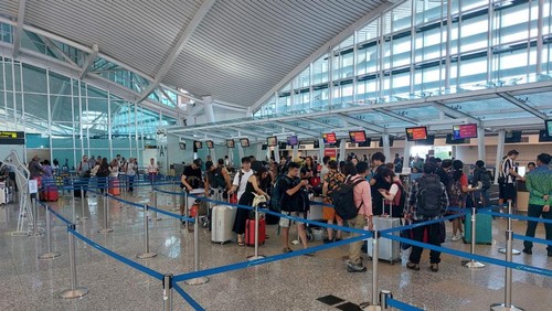 Antrean calon penumpang di Bandara I Gusti Ngurah Rai, Bali, pada Senin (7/7/2025). (Foto: Dok. Humas Bandara I Gusti Ngurah Rai)
