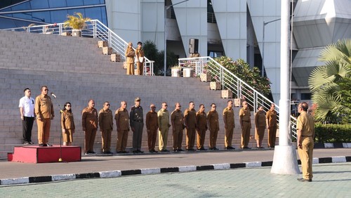 Gubernur NTT, Melki Laka Lena, saat memimpin Apel Kekuatan bersama ASN lingkup Pemprov NTT di halaman Kantor Gubernur NTT, Senin, (7/7/2025).