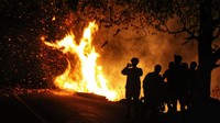 Pihak berwenang juga telah menggelar patroli terpadu di kawasan rawan, termasuk Babinsa, Polri, dan Manggala Agni bersama masyarakat peduli api (MPA), untuk mencegah kebakaran lanjutan di sekitar wilayah Tongging dan Kodon-kodon. (ANTARA FOTO/Fransisco Carolio)