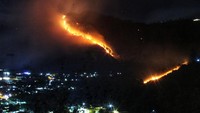 Medan yang sangat curam dan hembusan angin kencang memperparah upaya pemadaman. Petugas dari Manggala Agni, BPBD, TNI, dan Polri hanya bisa menggunakan alat manual seperti semprotan air dan pemukul kayu untuk menahan laju api. (ANTARA FOTO/Fransisco Carolio)