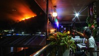 Hingga kini sekitar puluhan hektar lahan terbakar dan titik-titik api masih dipantau. Tim pemadam terus menyisir lokasi dan membentuk jalur pemadam untuk mengendalikan penyebaran, sementara masyarakat diimbau agar tidak membuka lahan dengan cara membakar. (ANTARA FOTO/Fransisco Carolio) 