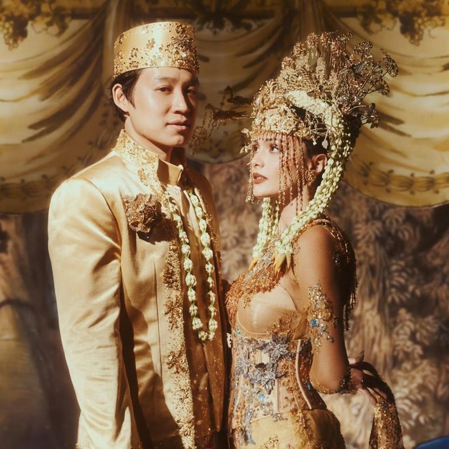 Foto: Inspirasi Gaya Amanda Rawles Jadi Pengantin Jawa Hingga Betawi