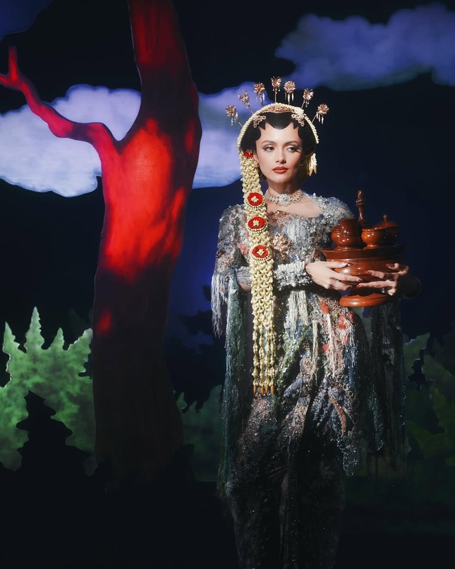 Cantiknya Amanda Rawles saat tampil menjadi pengantin Jawa. Rambutnya yang panjang disanggul khas Jawa dengan paes dan roncean melati. Foto: Dok. Instagram @amandarawles