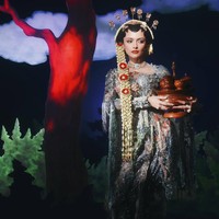 Cantiknya Amanda Rawles saat tampil menjadi pengantin Jawa. Rambutnya yang panjang disanggul khas Jawa dengan paes dan roncean melati. Foto: Dok. Instagram @amandarawles