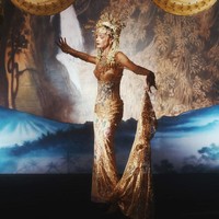 Sebelumnya, Amanda Rawles melakukan sesi foto prewedding. Dia tampil memakai busana adat . “A tribute to our roots — Jawa dan Betawi,” tulis Amanda pada keterangan unggahannya di Instagram. Foto: Dok. Instagram @amandarawles