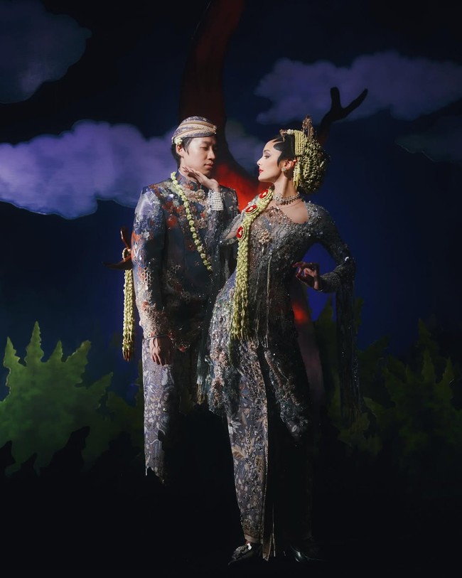 Pada sesi foto prewedding, Amanda Rawles dan Adriel juga tampil menjadi pengantin Jawa. Keduanya mengenakan busana rancangan MAISON BAAZ COUTURE. Foto: Dok. Instagram @amandarawles