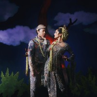 Pada sesi foto prewedding, Amanda Rawles dan Adriel juga tampil menjadi pengantin Jawa. Keduanya mengenakan busana rancangan MAISON BAAZ COUTURE. Foto: Dok. Instagram @amandarawles
