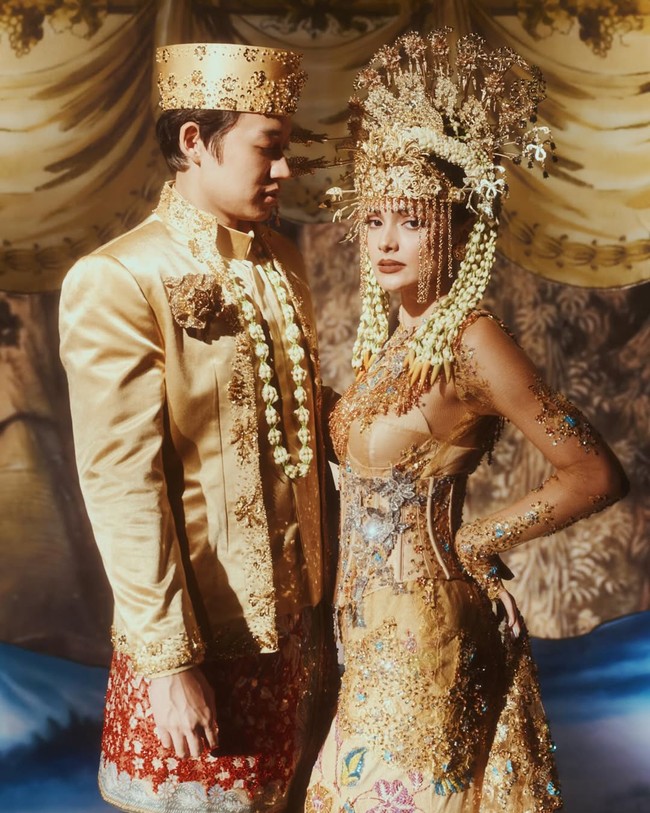 Amanda dan Adriel tampil menjadi pengantin Betawi dalam balutan busana nuansa emas. Aktris 24 tahun itu memakai busana pengantin Betawi rancangan Syifa Nurafantin dari brand Kenakan. Foto: Dok. Instagram @amandarawles