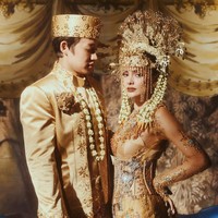 Amanda dan Adriel tampil menjadi pengantin Betawi dalam balutan busana nuansa emas. Aktris 24 tahun itu memakai busana pengantin Betawi rancangan Syifa Nurafantin dari brand Kenakan. Foto: Dok. Instagram @amandarawles