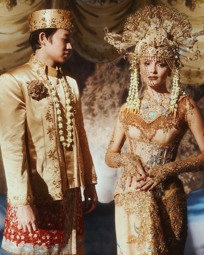 Dalam unggahan di Instagram Story, Amanda mengungkapkan inspirasi dari penampilannya saat prewedding memakai busana pengantin adat Betawi datang dari orangtuanya. Saat menikah dulu, ayah dan ibu Amanda Rawles juga mengenakan busana pengantin Betawi warna emas. Foto: Dok. Instagram @amandarawles