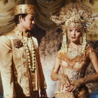 Dalam unggahan di Instagram Story, Amanda mengungkapkan inspirasi dari penampilannya saat prewedding memakai busana pengantin adat Betawi datang dari orangtuanya. Saat menikah dulu, ayah dan ibu Amanda Rawles juga mengenakan busana pengantin Betawi warna emas. Foto: Dok. Instagram @amandarawles