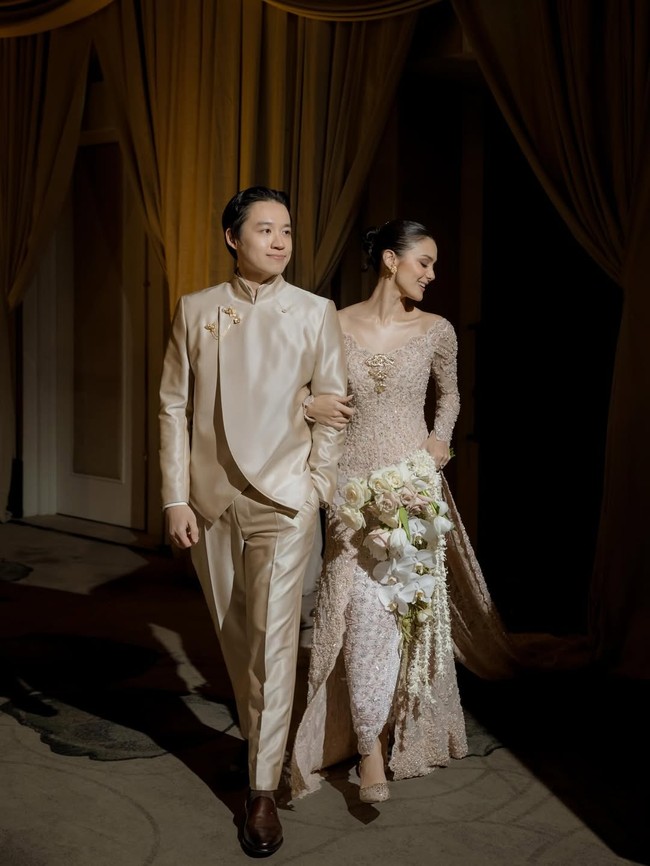 Menggelar resepsi di Jakarta, bintang film Dear Nathan itu tampil dengan busana tradisional. Amanda mengenakan kebaya dari Studioboh. Foto: Dok. Instagram @amandarawles