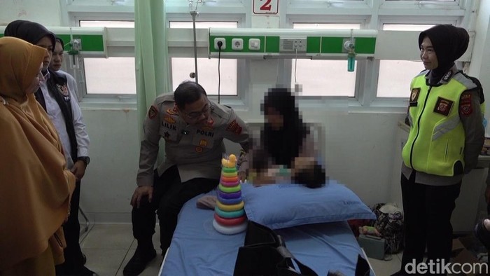 Kapolres Purwakarta AKBP Lilik Andriansyah saat menjenguk balita yang jadi korban penganiayaan ayah di Purwakarta.