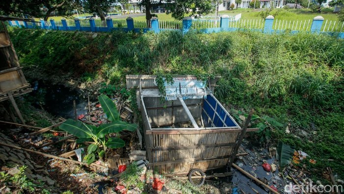 Bangunan Liar di Atas Kali Karang Satria Bekasi Roboh Diterjang Arus Sebuah warung di atas aliran Kali Karang Satria roboh setelah diterjang derasnya arus di jalan Karang Satria, Bekasi, Senin (7/7/2025).
