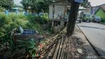 Bangunan Liar di Atas Kali Karang Satria Bekasi Roboh Diterjang Arus