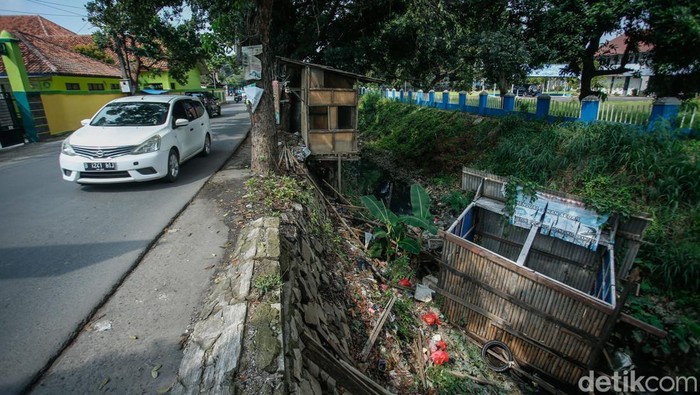 Bangunan Liar di Atas Kali Karang Satria Bekasi Roboh Diterjang Arus Sebuah warung di atas aliran Kali Karang Satria roboh setelah diterjang derasnya arus di jalan Karang Satria, Bekasi, Senin (7/7/2025).