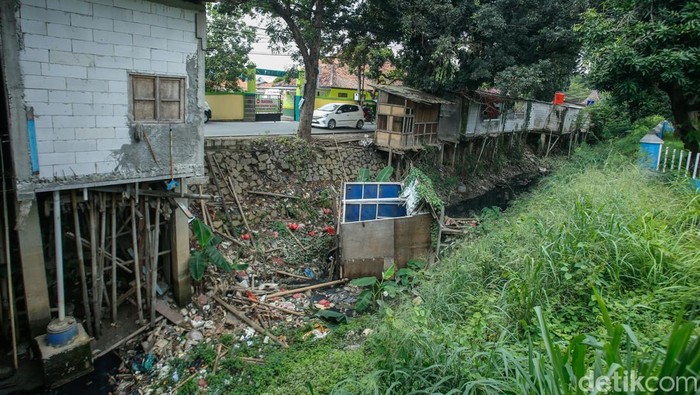 Bangunan Liar di Atas Kali Karang Satria Bekasi Roboh Diterjang Arus Sebuah warung di atas aliran Kali Karang Satria roboh setelah diterjang derasnya arus di jalan Karang Satria, Bekasi, Senin (7/7/2025).