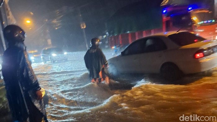 Banjir di wilayah Badung imbas hujan dengan intensitas tinggi.