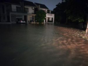 Perumahan di Ciputat Tangsel Banjir Imbas Tanggul Jebol, Warga Dievakuasi