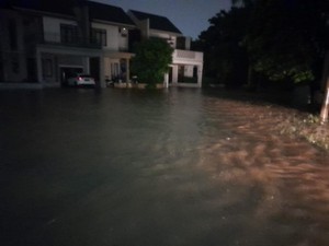 Perumahan di Ciputat Tangsel Banjir Imbas Tanggul Jebol, Warga Dievakuasi