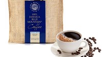 Biji kopi yang tumbuh di pegunungan Jamaika ini juga diketahui memiliki harga yang terbilang mahal. Cita rasanya lembut dengan sentuhan rasa cokelat yang membuat setiap sesapan terasa nikmat. Harganya Rp 800 ribuan per 500 gram. Foto: /Ubuy Indonesia