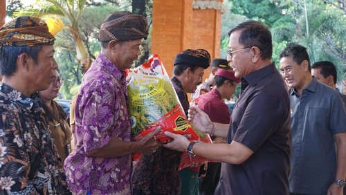 Bupati Buleleng, I Nyoman Sutjidra, menyerahkan bantuan benih padi dan jagung kepada subak dan kelompok tani di halaman kantornya, Senin (7/7/2025). (Dok. Pemkab Buleleng)