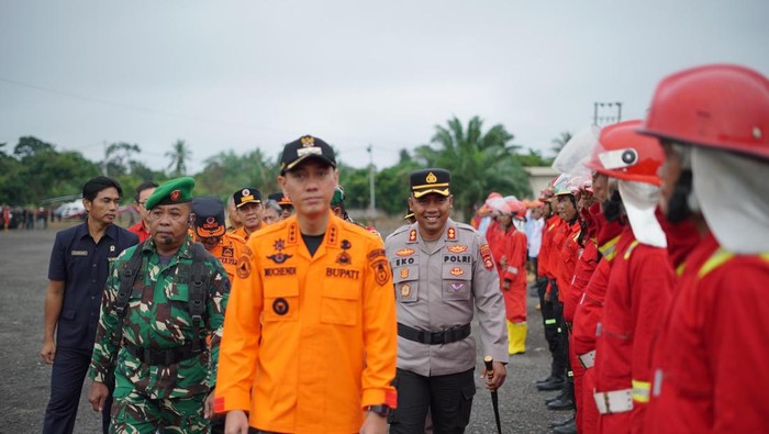 Bupati OKI mengecek kesiapan personil pemadam kebakaran lahan dan hutan.
