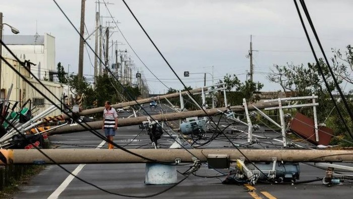 The storm brought gusts of up to 222 kilometres (138 miles) per hour to southwest Taiwan, where it made landfall late Sunday © Johnson LIU / AFP