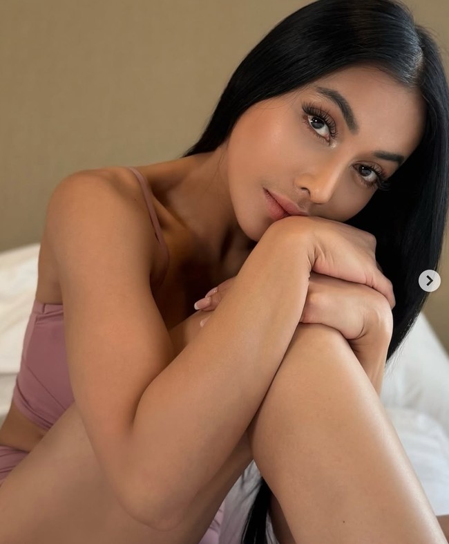Denada kembali membagikan penampilan terbarunya setelah menjalani operasi hidung atau rhinoplasty di Bangkok. Setelah 1 bulan pasca operasi, kini ia makin cantik dan percaya diri memamerkan wajahnya. Foto: Instagram/@denadaindonesia