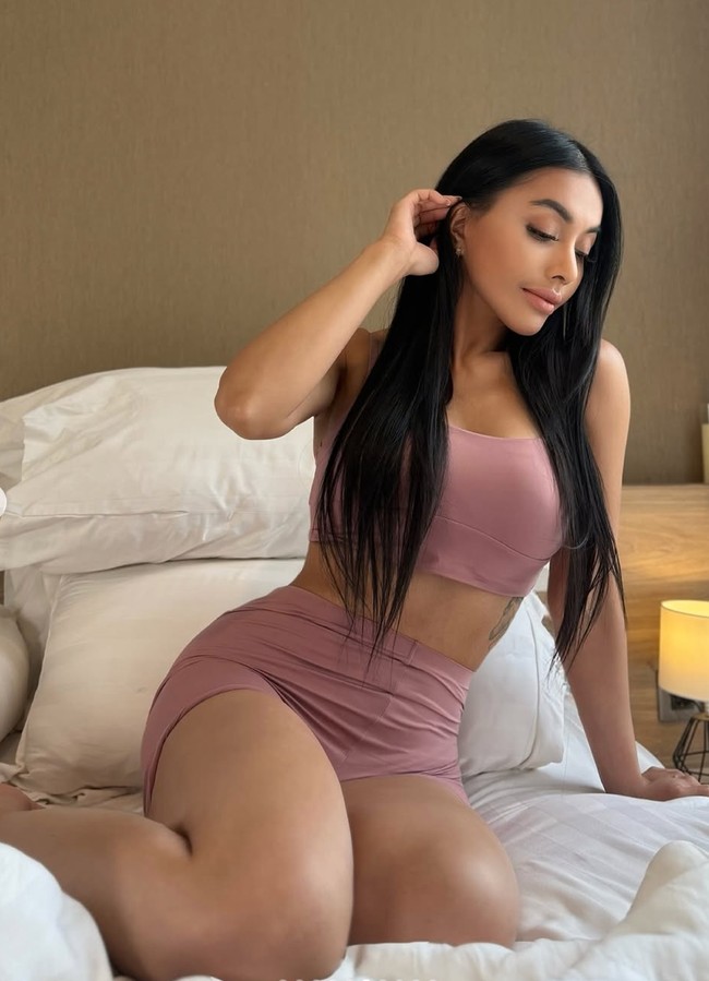 Penampilannya kian memukau dengan riasan natural yang soft. Meski kini sudah berusia 46 tahun, Denada juga terlihat makin cantik dan awet muda setelah menjalani oplas. Foto: Instagram/@denadaindonesia