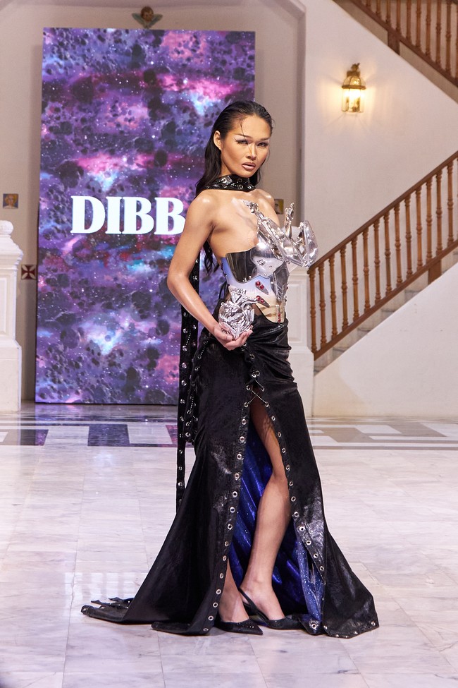 Mengusung tema perjalanan ruang angkasa dan estetika sci-fi, Odyssey mengubah runway menjadi lanskap mimpi intergalaksi. Setiap tampilan menjadi bab dalam narasi kosmik, di mana para model menjelma menjadi penjelajah angkasa yang melintasi batas realitas dan fantasi. (Foto: Dok. Dibba)