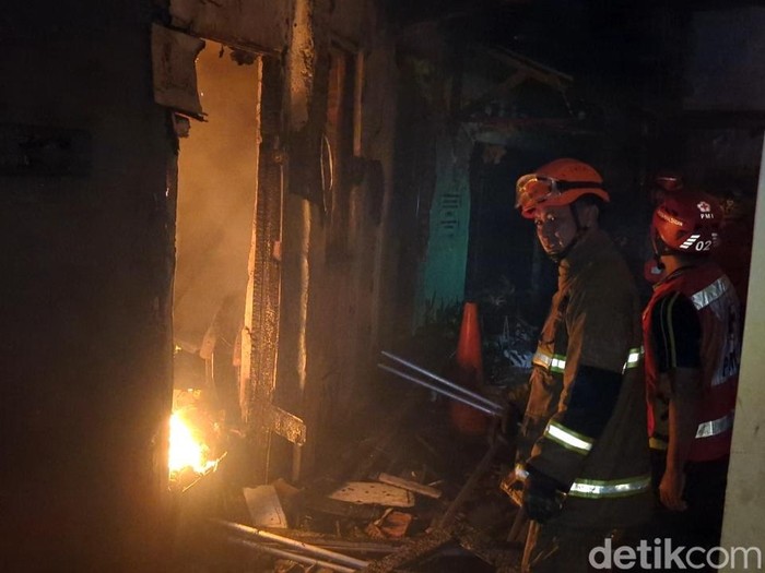 Dua rumah terbakar di Kota Pekalongan, satu petugas Damkar pingsan hirup asap pekat, Senin (7/7/2025) malam.