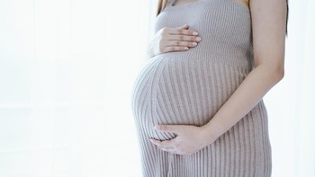 Anda bisa saja sedang hamil tua dan tidak menyadarinya. Kehamilan samar bukanlah hal yang jarang terjadi, dengan 1 dari 500 tidak dikenali hingga setidaknya setengah jalan dan 1 dari 2.500 tidak diketahui hingga persalinan dimulai. Foto: Getty Images/iStockphoto