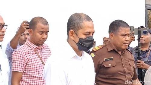 Eks Kapolres Ngada, Fajar Widyadharma Lukman Sumaatmaja, seusai mengikuti sidang di PN Kelas IA Kupang, NTT, Senin (7/7/2025).