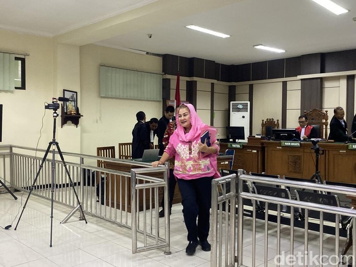 Eks Wali Kota Semarang, Hevearita Gunaryanti Rahayu dalam sidang pemeriksaan saksi dugaan korupsi dirinya dan suaminya, Alwin Basri, di Pengadilan Tipikor Semarang, Senin (7/7/2025).