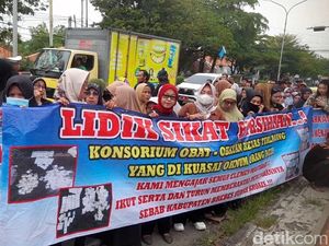 Emak-emak Demo ke DPRD Brebes soal Obat Daftar G Beredar Bebas
