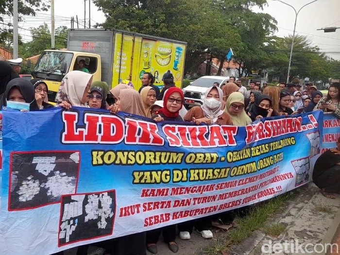 Emak-emak demo di DPRD Brebes soal maraknya warung diduga jual obat daftar G, Senin (7/7/2025).