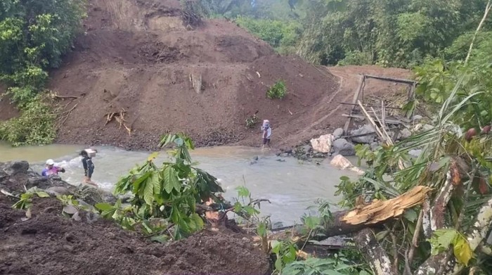 Jembatan gantung yang menghubungkan 5 desa di Kabupaten Enrekang, Sulawesi Selatan (Sulsel) putus gegara diterjang banjir bandang.