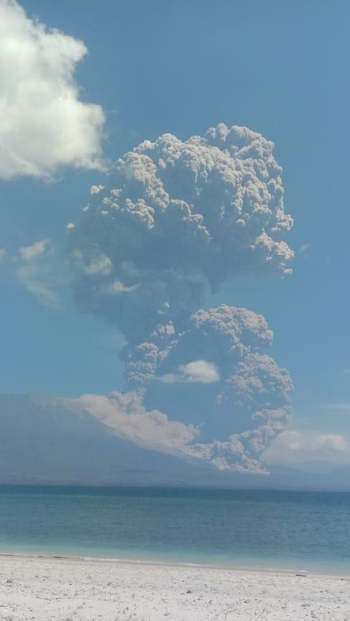 Erupsi Gunung Lewotobi Laki-laki di Flores Timur, NTT, Senin (7/7/2025).