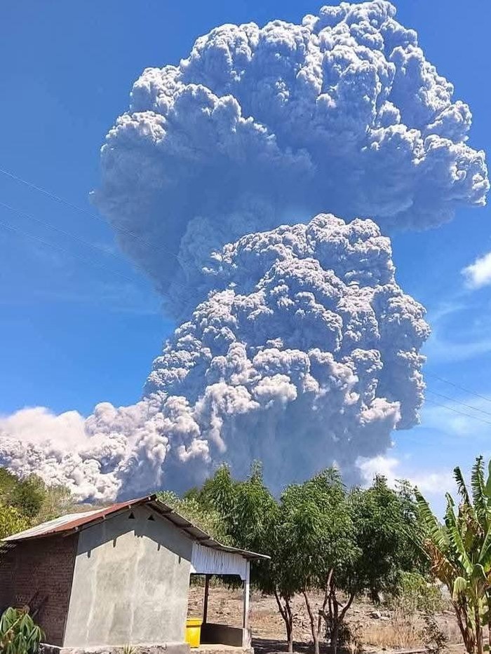 Erupsi Lewotobi Laki-laki, Senin (7/7/2025).