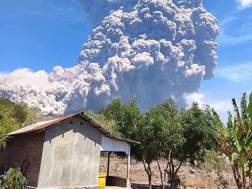 Erupsi Lewotobi Laki-laki, Senin (7/7/2025).