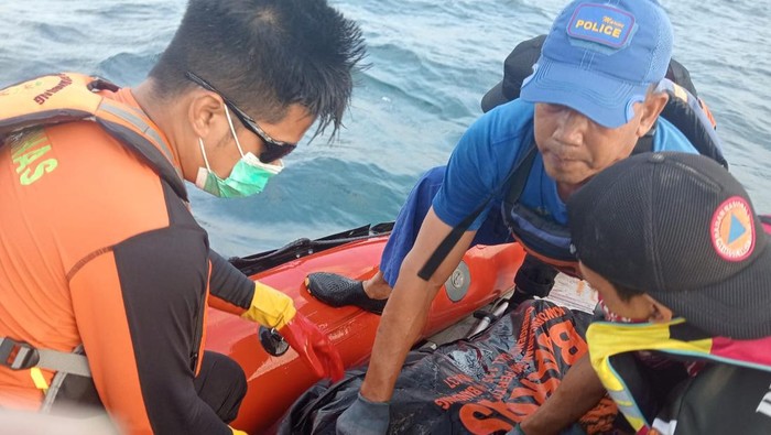 Tim SAR mengevakuasi jasad Maman, wisatawan Bandung yang dilaporkan hilang di Pantai Sayang Heulang.